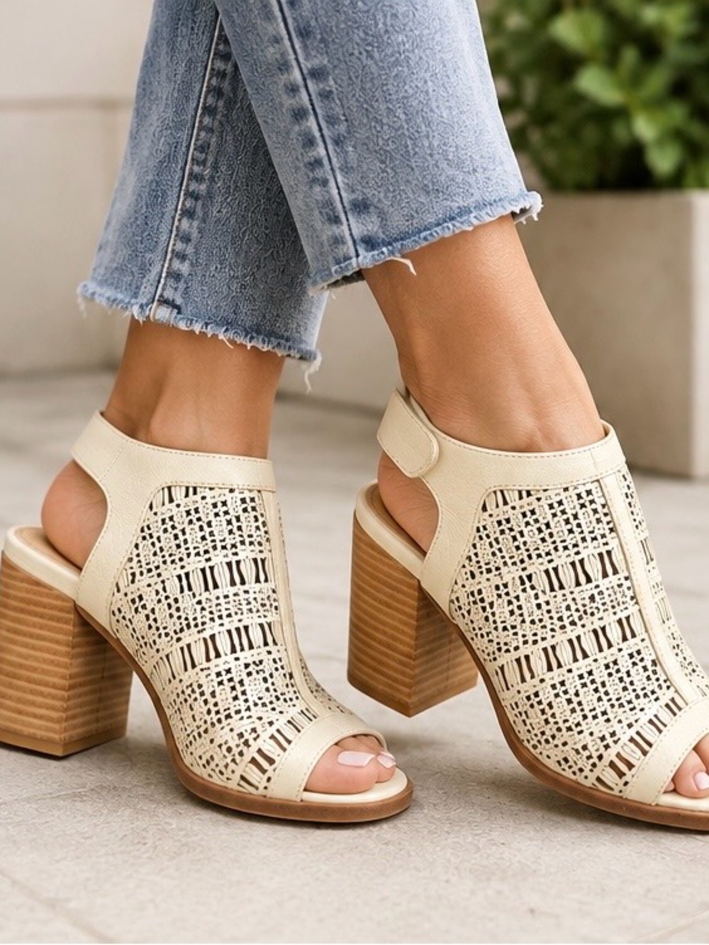 Vince Camuto Keannie Cream Laser Cut Leather Heels 8M
